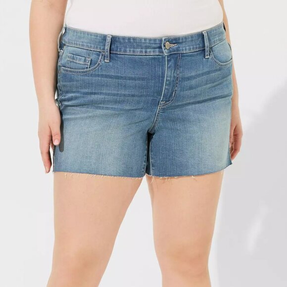 ❤️NWT VINTAGE TORRID SHORTS - 5" BOYFRIEND  STUDDED DENIM - MID RISE - PLUS SIZE - Picture 1 of 16